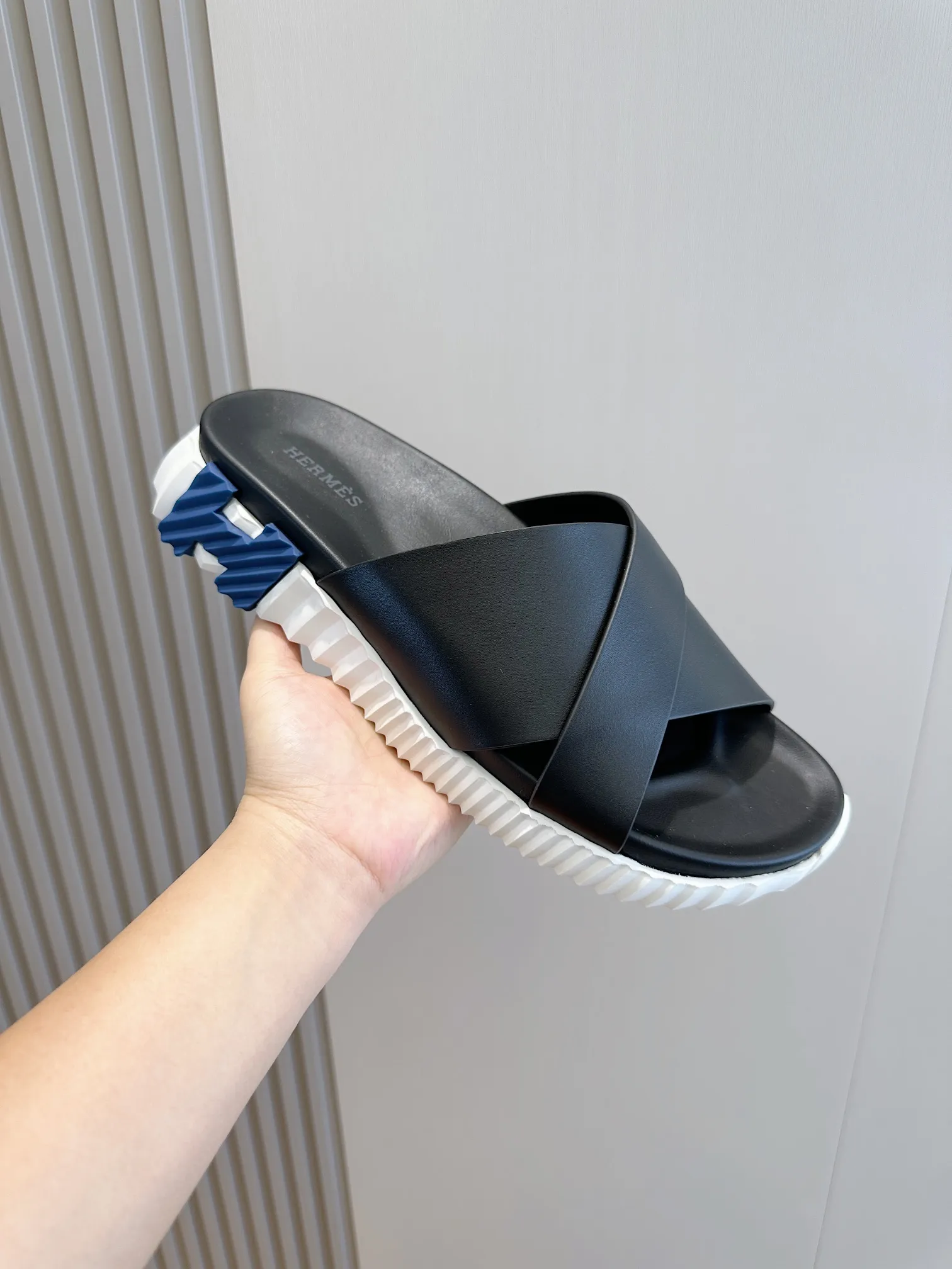 [HERMÈS] Top men's shoes 💰: 340💰 Size: 39-44 (38.45 46 custom-made) Herme*H Home Hermès Men's Sandals and Slippers - Original Replica Purchase the original version and make it one to one, the outsole is privately modeled, and the outsole color corresponding to each color is the same as the original version. Come to those who know the stuff 💪 The ultra-light soles are designed in contrasting colors, and they feel so comfortable on your feet! Calfskin, cowhide feet, private mold outsole.